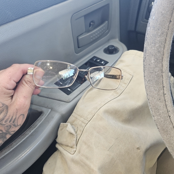 Glasses and shoes - Picture 13 of 16